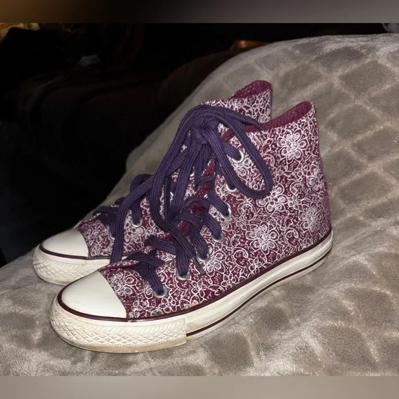 Purple Print high top Chuck Taylor Converse, Size-5 - Picture 3 of 6